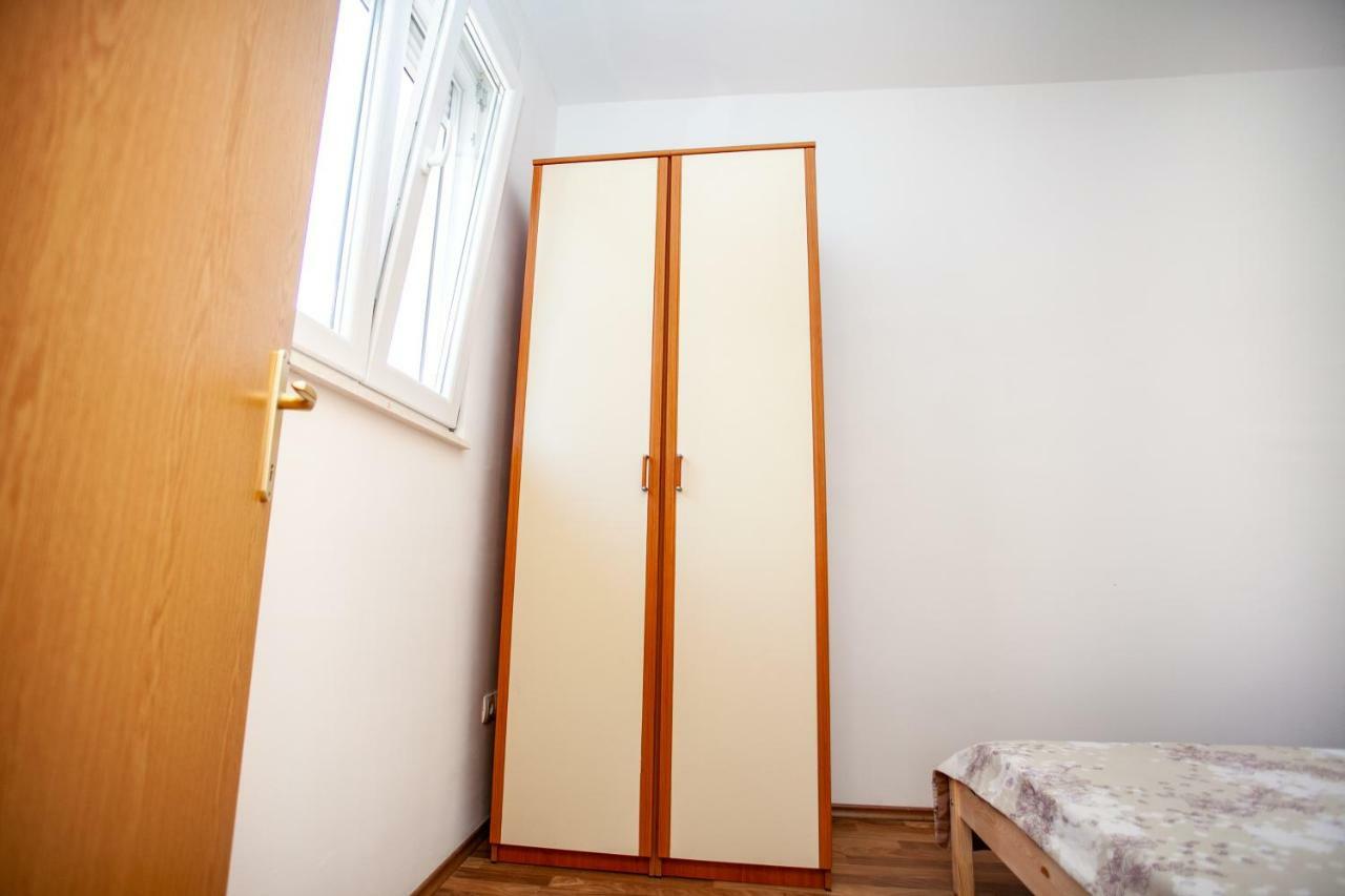 Ap Punta Next To Sandy Beach, Apartment With Garden Omiš Exterior foto