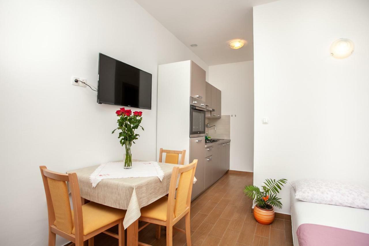 Ap Punta Next To Sandy Beach, Apartment With Garden Omiš Exterior foto