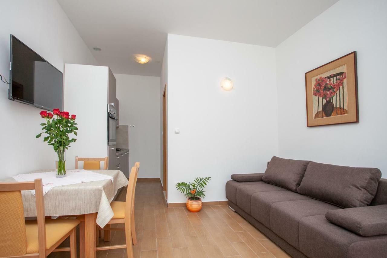 Ap Punta Next To Sandy Beach, Apartment With Garden Omiš Exterior foto