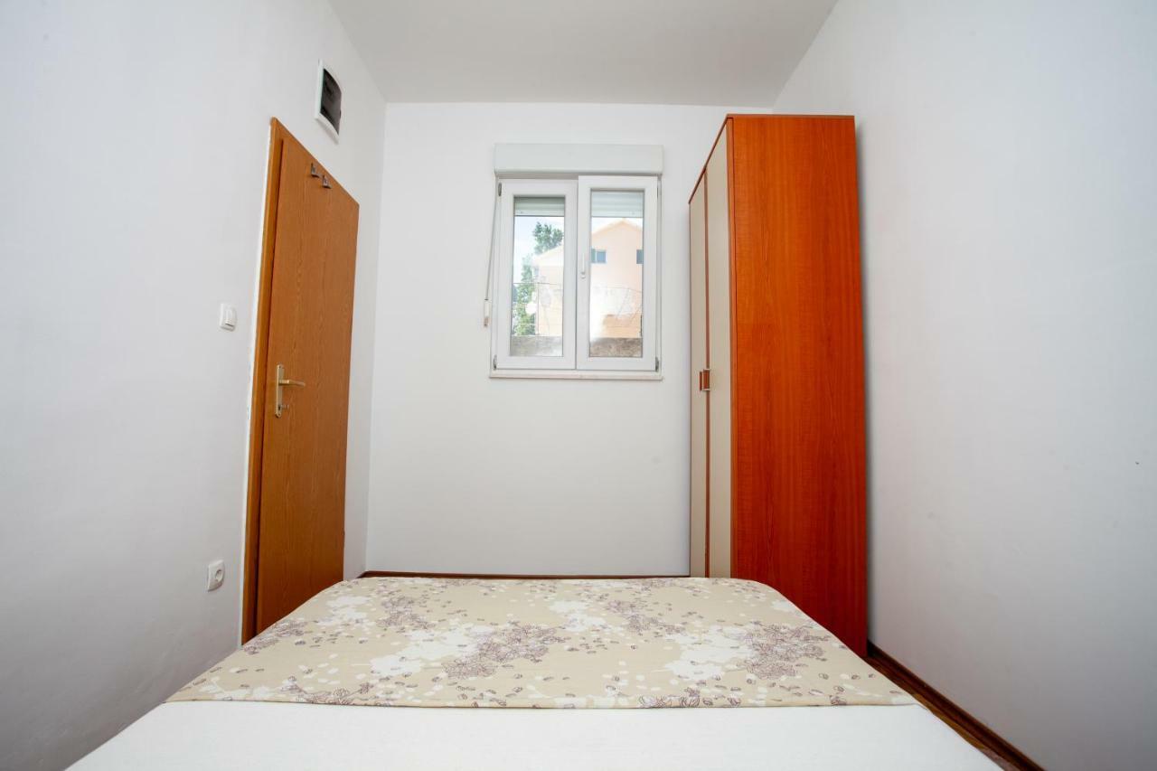 Ap Punta Next To Sandy Beach, Apartment With Garden Omiš Exterior foto
