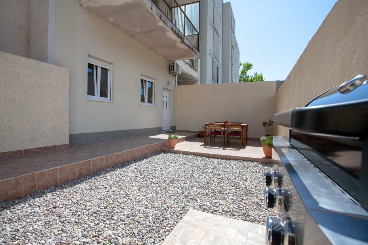 Ap Punta Next To Sandy Beach, Apartment With Garden Omiš Exterior foto